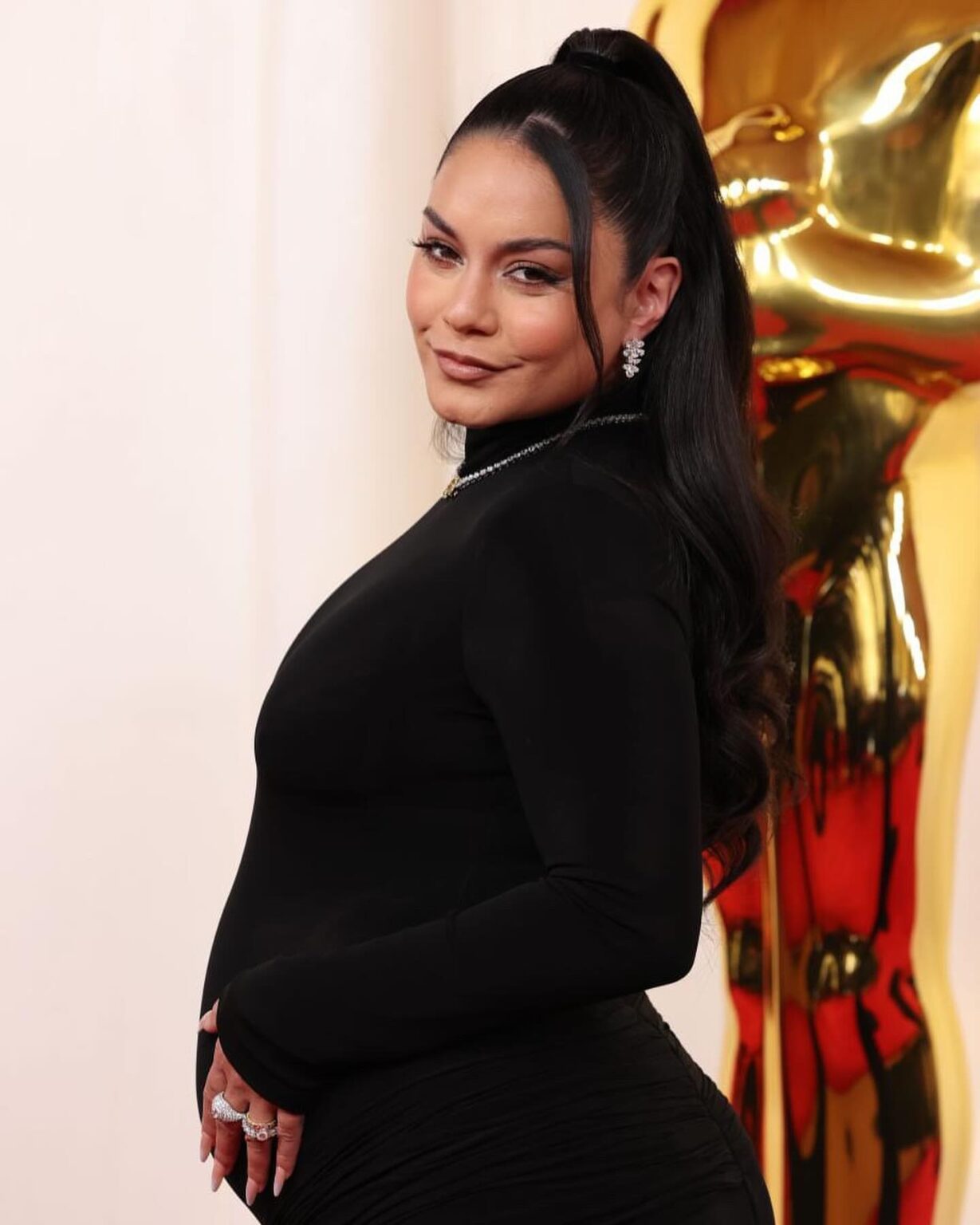 Vanessa Hudgens revela gravidez no tapete vermelho do Oscar 2024