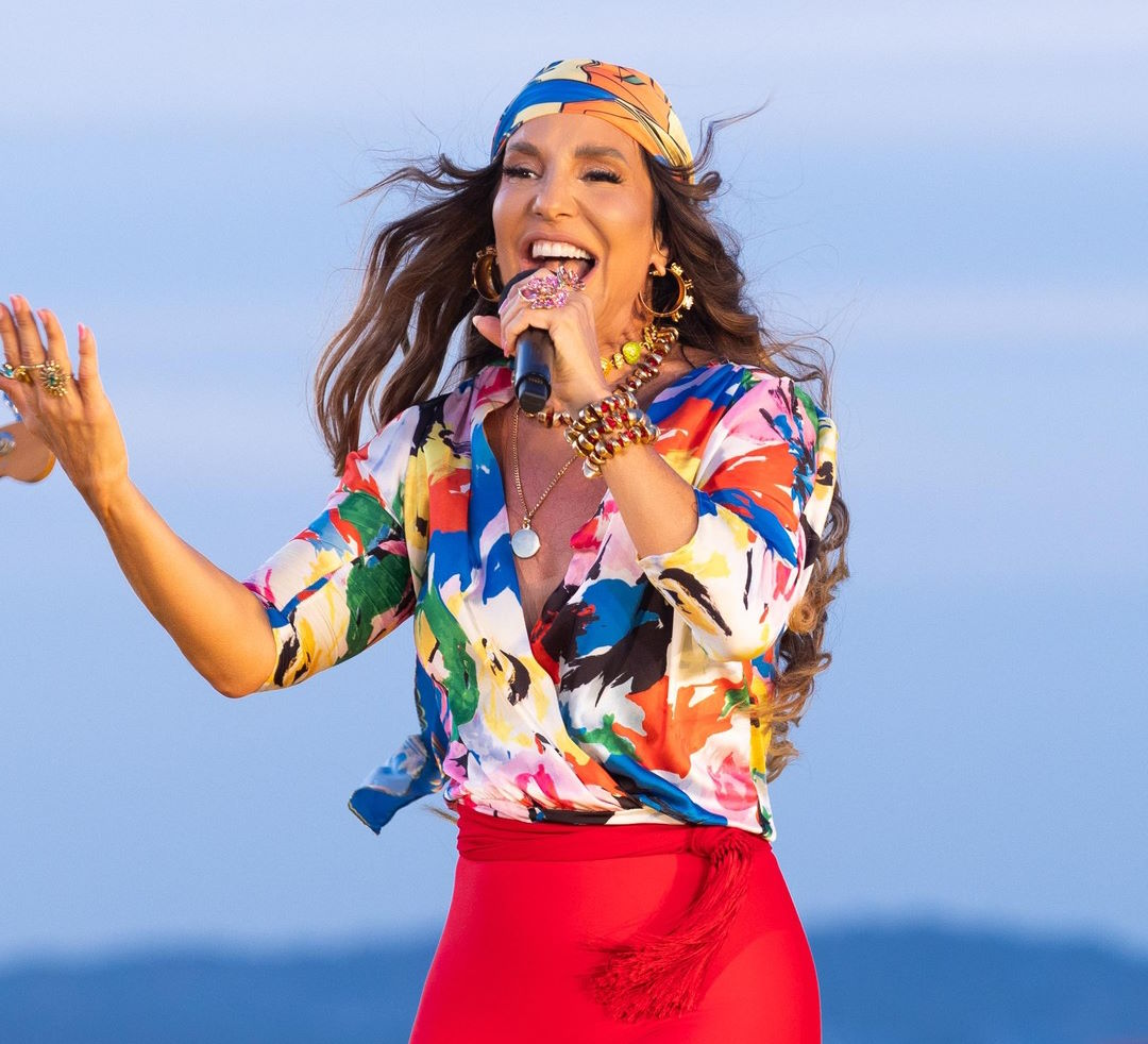 Ivete Sangalo antecipa carnaval com novo disco