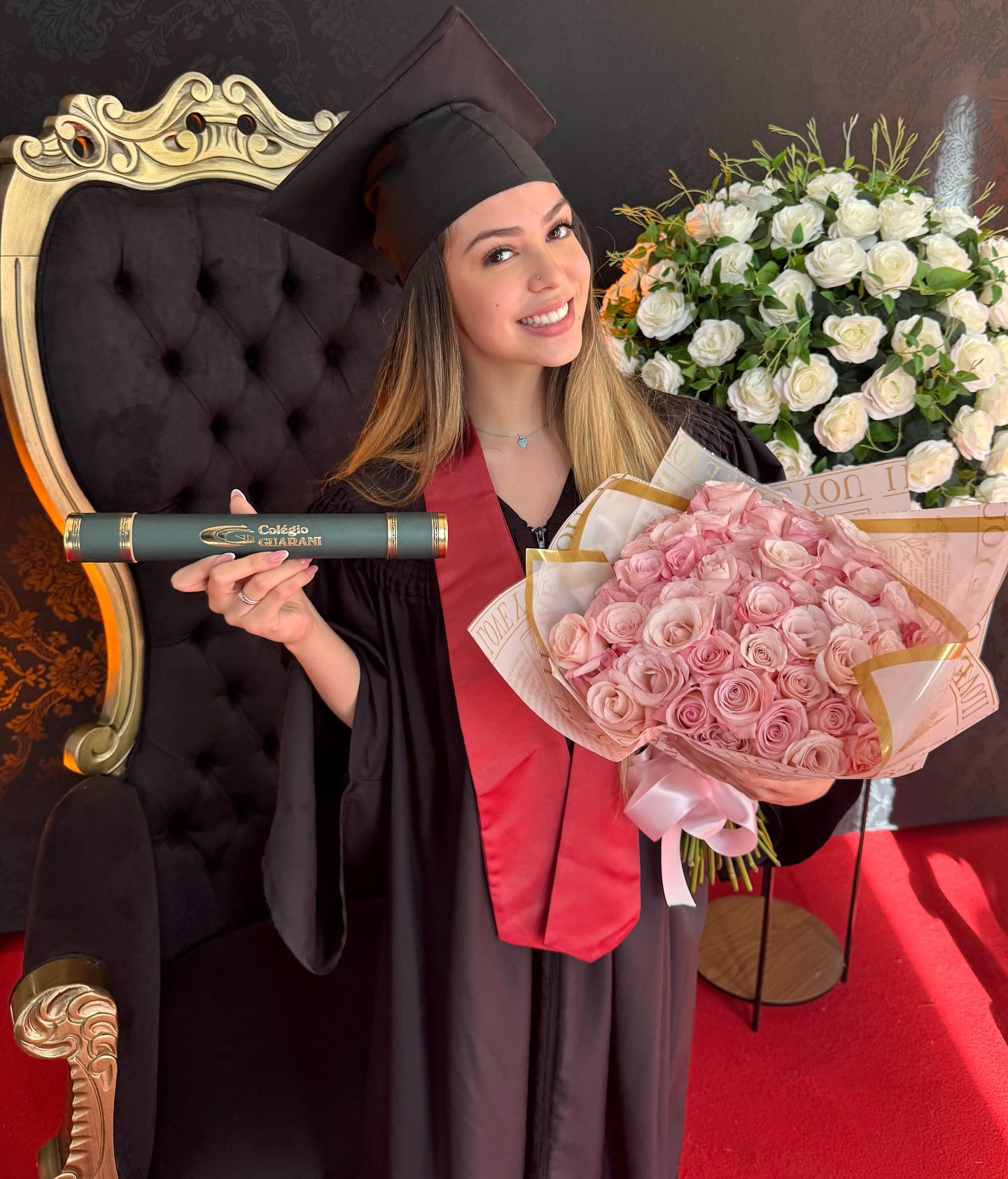 Melody celebra formatura do ensino médio aos 17 anos