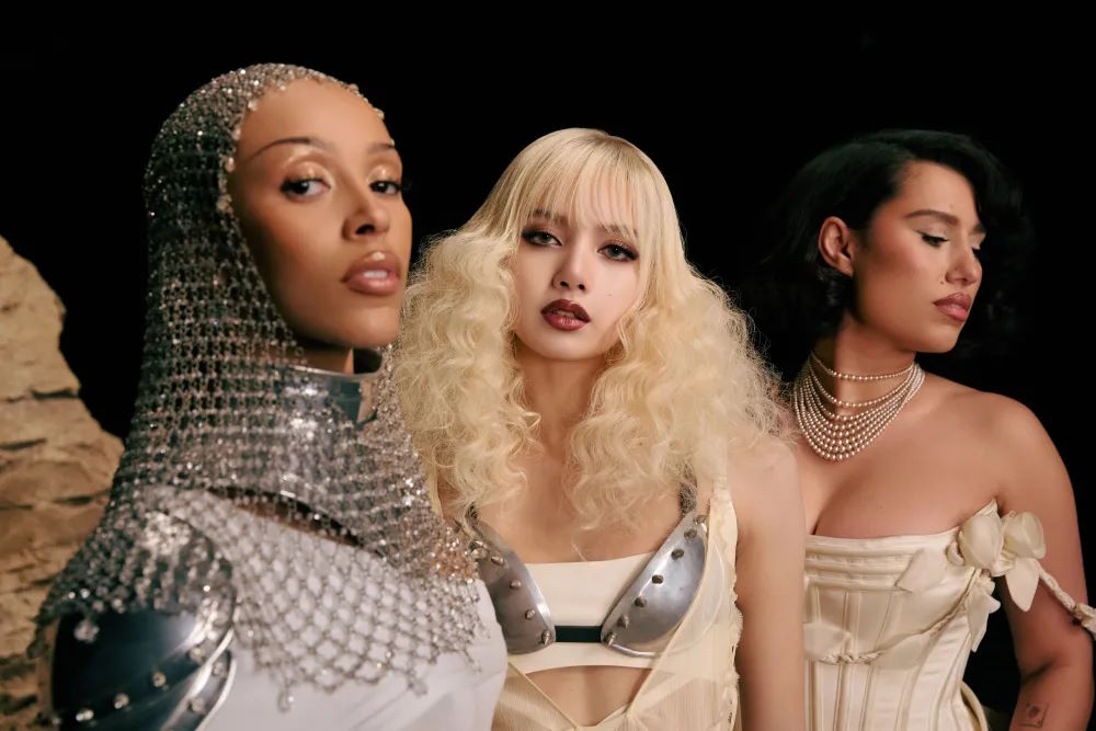 Clipe da nova música de LISA com Doja Cat e RAYE supera 10 milhões de views em 24 horas