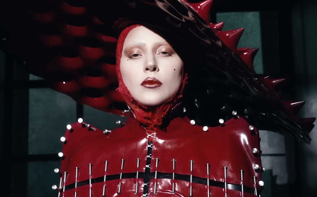 Lady Gaga lança clipe de “Abracadabra” e volta à música pop