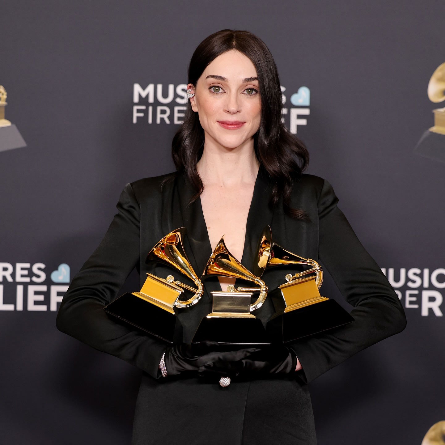 St. Vincent comemora vitórias no Grammy 2025 revelando esposa e filha