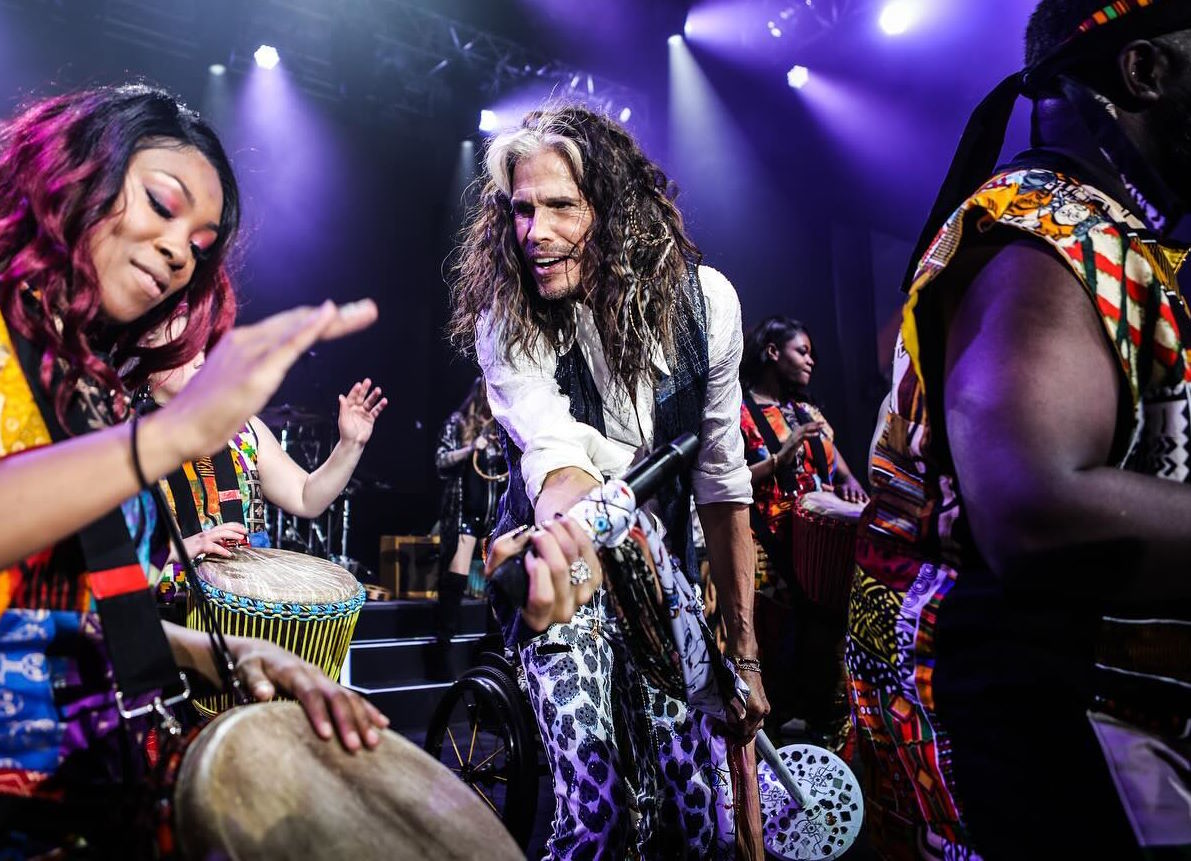 Steven Tyler canta em público pela primeira vez após aposentadoria do Aerosmith