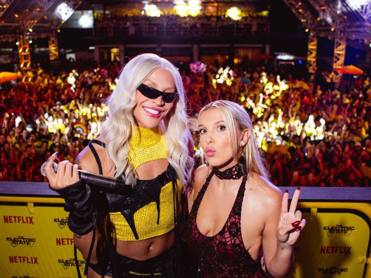 Millie Bobby Brown sobe em trio elétrico com Pabllo Vittar em São Paulo