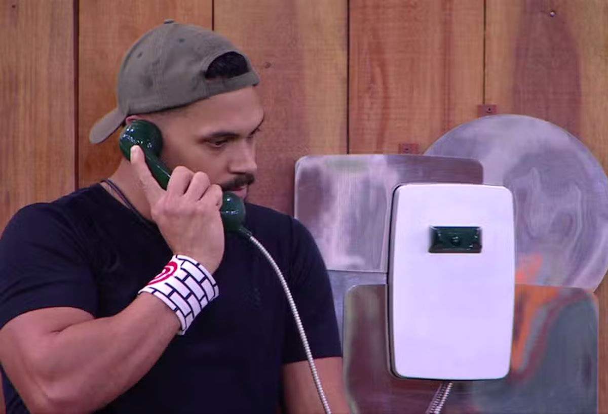 Vinícius atende o Big Fone e manda dois rivais para o Paredão do BBB 25