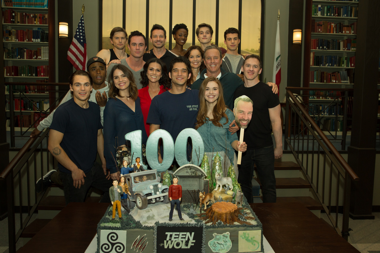 Elenco de Teen Wolf celebra episódio 100 e fim da série com bolo ...