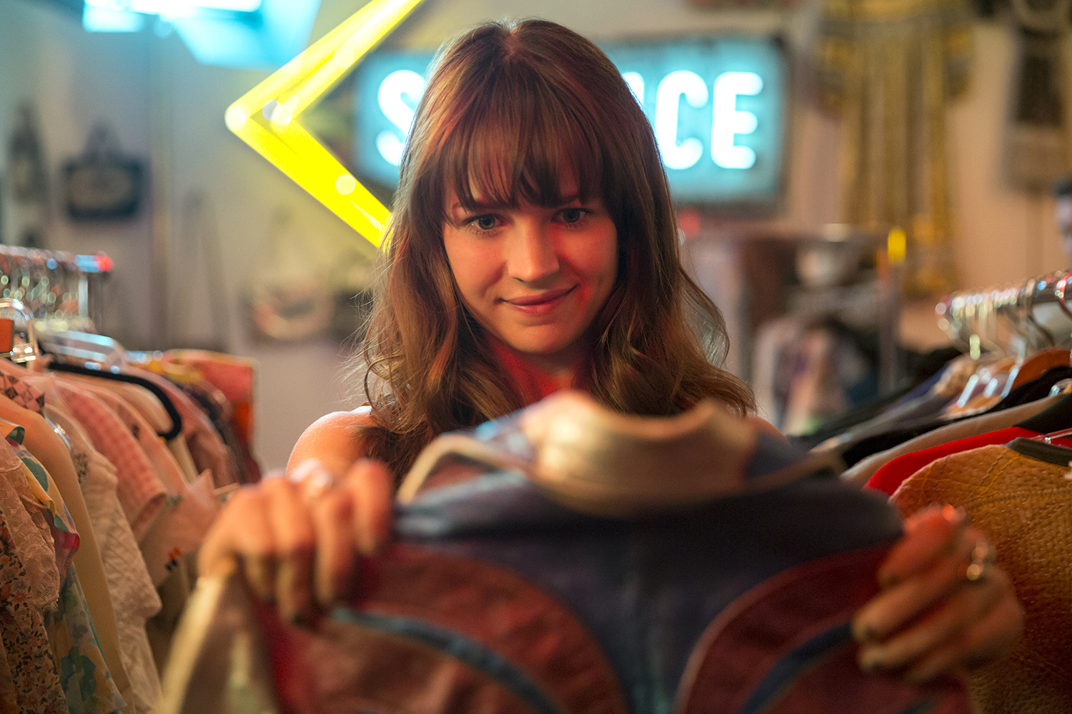 Britt Robertson aparece estilosa no trailer de Girlboss, série da ...