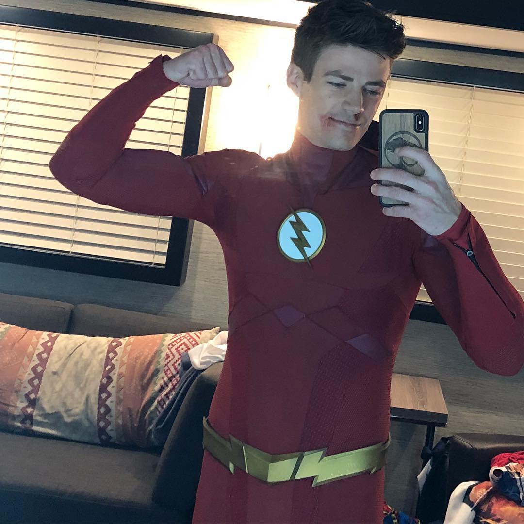 Grant Gustin divulga foto de seu novo uniforme na série The Flash