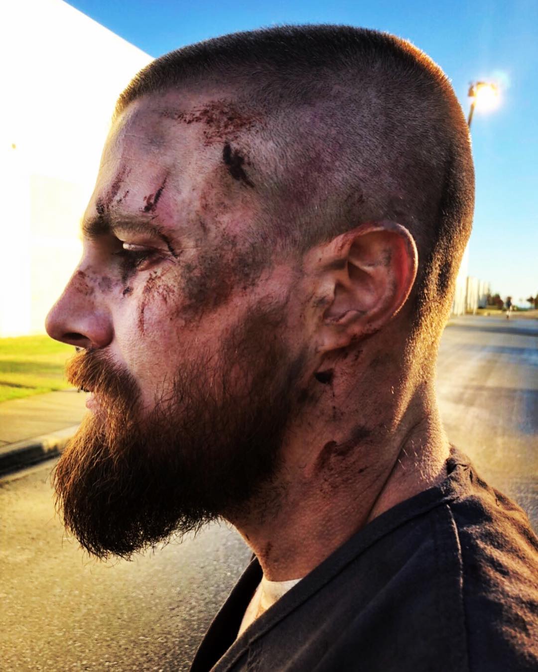 Stephen Amell divulga foto de Arrow em que aparece cheio de ferimentos | Pipoca Moderna