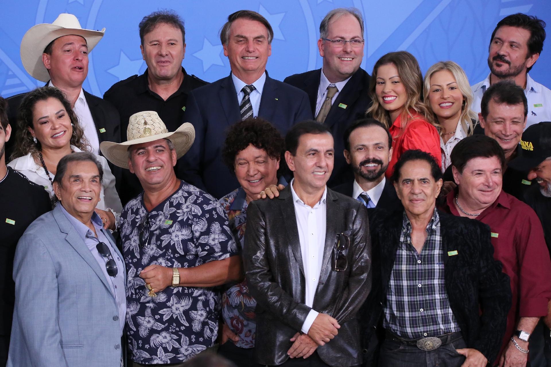 Sertanejos E Dedé Santana Homenageiam Bolsonaro Em Evento Que Pede Fim ...