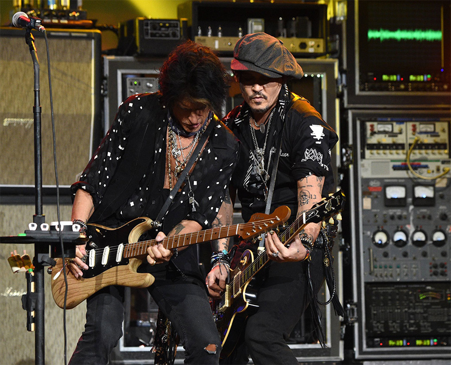 Johnny Depp toca em evento de homenagem aos 50 anos do Aerosmith