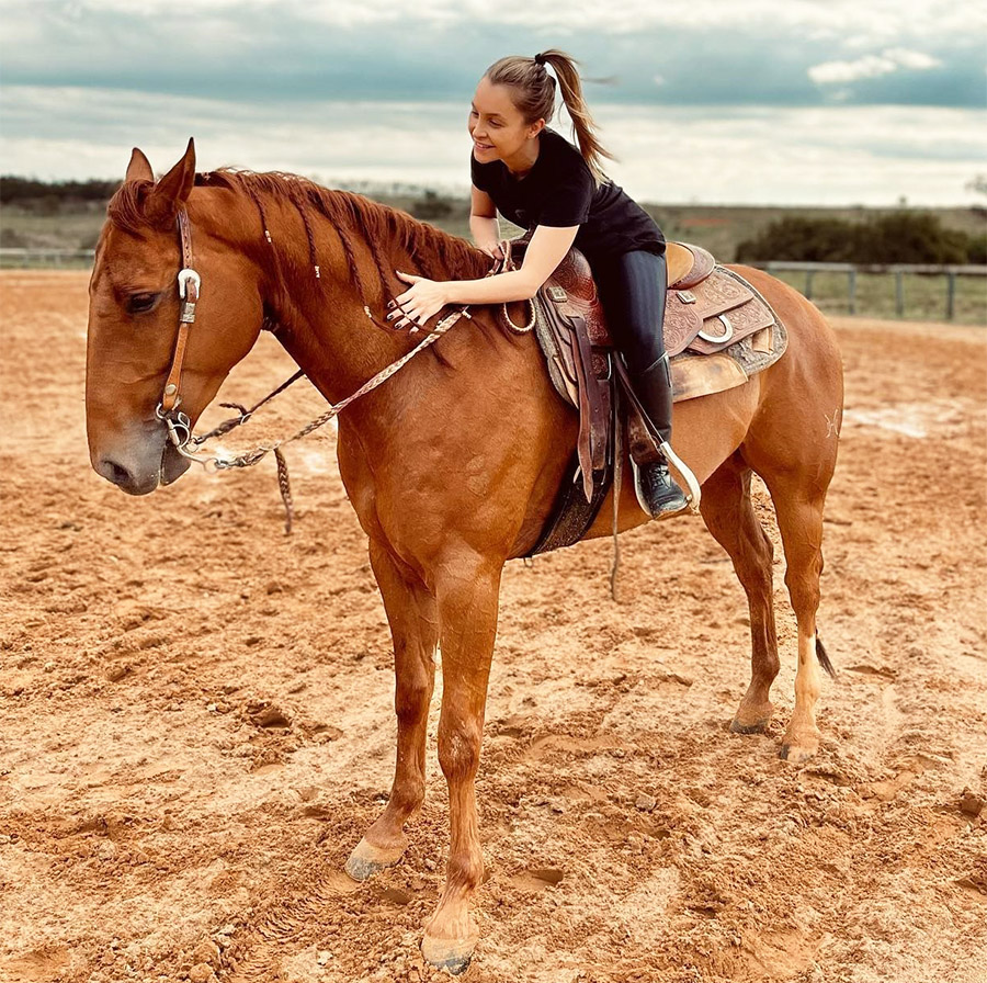 Carla Diaz mostra treino de equitação para novo filme