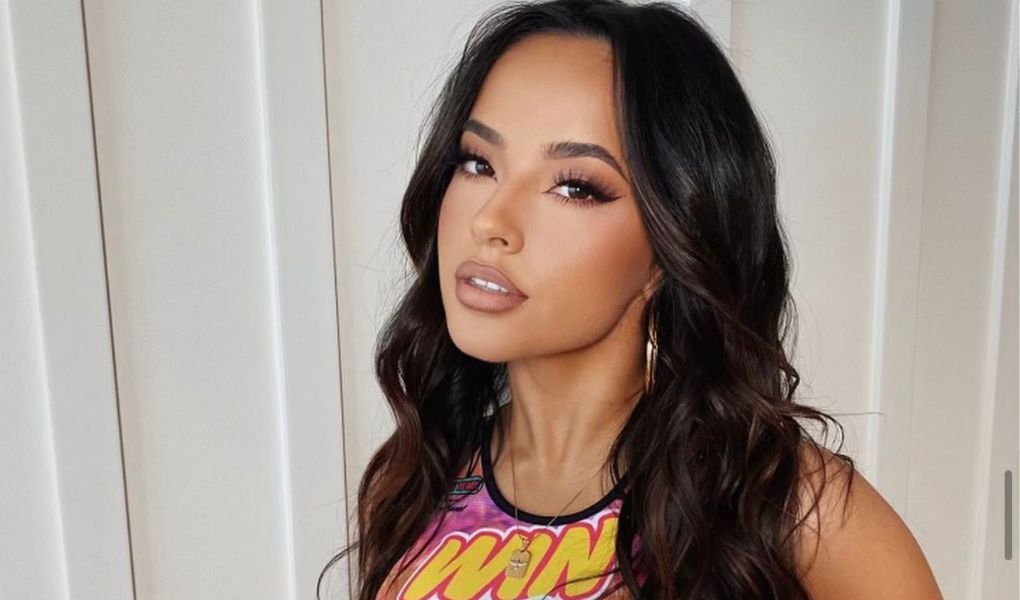 Becky G em besouro azul