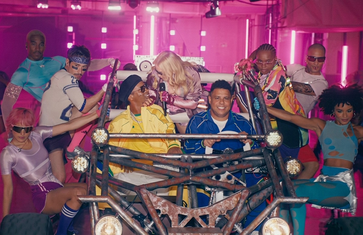 madonna-surpreende-ao-entrar-com-ronaldo-e-ronaldinho-no-show-da-copa