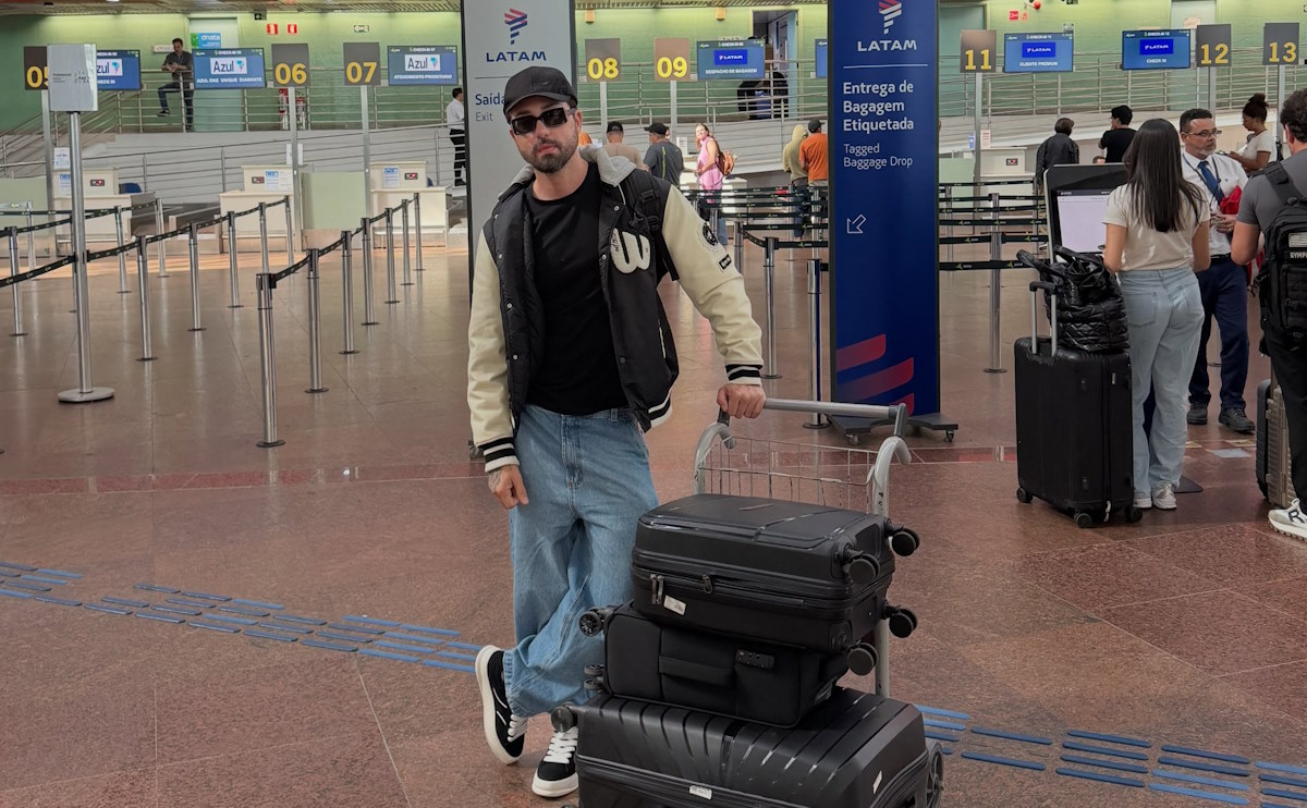 Influenciador aparece em aeroporto com malas após resultado da eleição