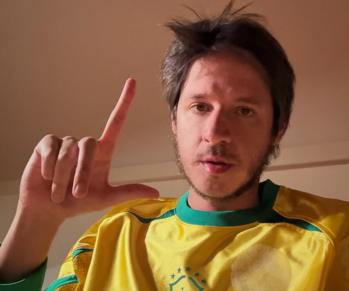 Campanha de Flávio Bolsonaro convoca ato contra cantor após bloqueio de música